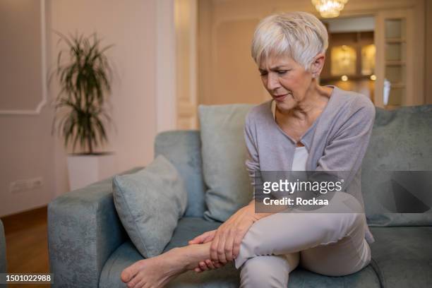 ¿por qué duele - older woman legs fotografías e imágenes de stock