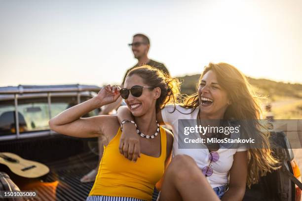 girlfriends on a road trip - volwassen stockfoto's en -beelden