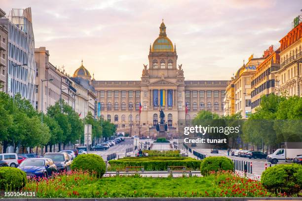 hauptgebäude des nationalmuseums auf dem wenzelsplatz, prag, tschechische republik - national museum prague stock-fotos und bilder