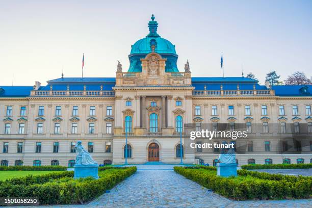 straka academy building, prag, tschechische republik - historischer schauplatz stock-fotos und bilder