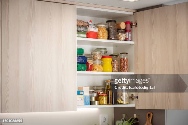 gabinete de cocina lleno de comestibles. espacio de copia - escaparate fotografías e imágenes de stock