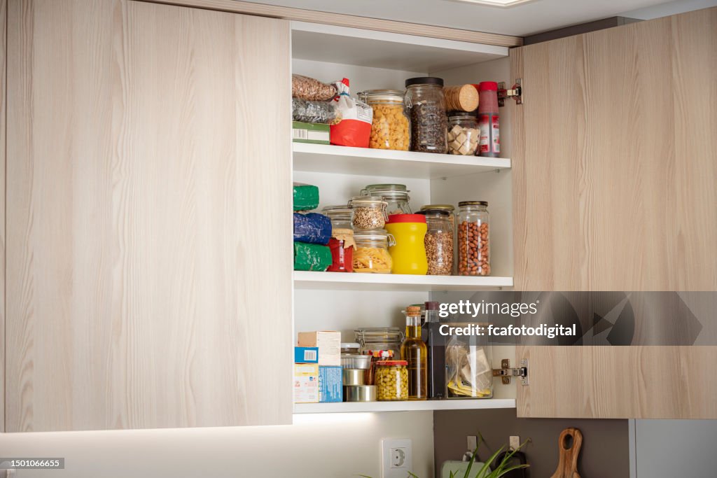 Mobile da cucina pieno di generi alimentari. Spazio di copia