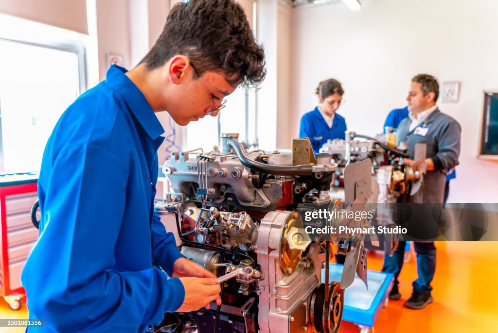 Groupe d’étudiants étudiant pour l’apprentissage de mécanicien automobile dans l’enseignement professionnel
