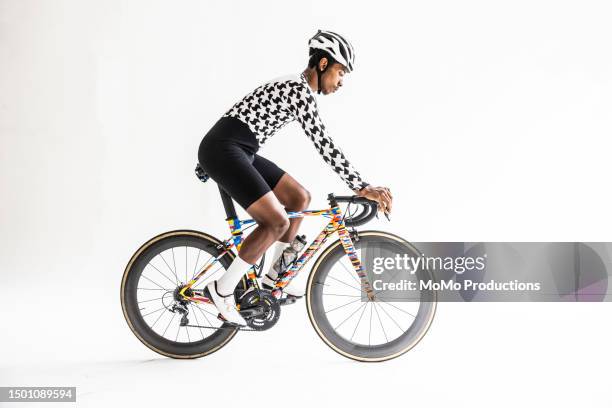 studio image of young male cyclist pedaling on white background - cyclorama telón de fondo fotografías e imágenes de stock