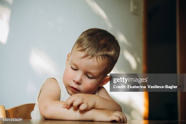 child a scratching a mosquito bite - mosquito bite stock pictures, royalty-free photos & images