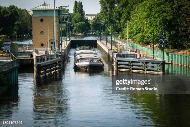 gateway lock sluice construction on river dam for passing ships and boats - roman bridge stock-fotos und bilder