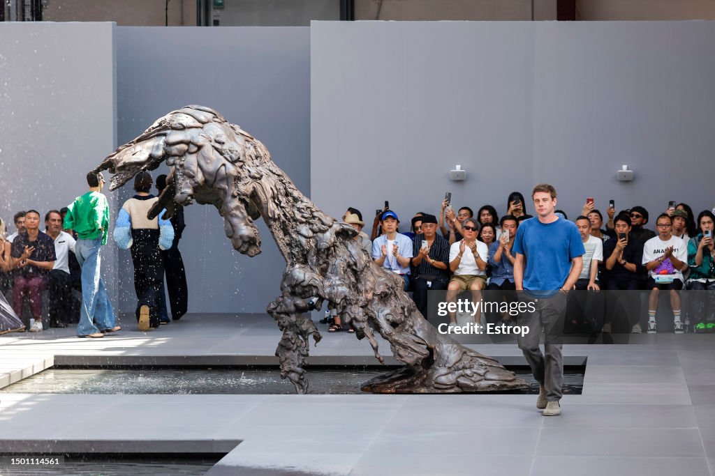 Loewe : Runway - Paris Fashion Week - Menswear Spring/Summer 2024