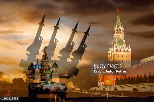 missile system on the background of moscow kremlin - russia sanctions stock-fotos und bilder