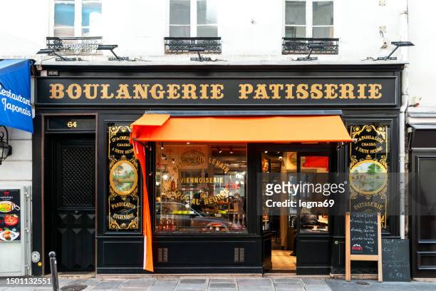 belle et ancienne boulangerie parisienne - façade de magasin photos et images de collection