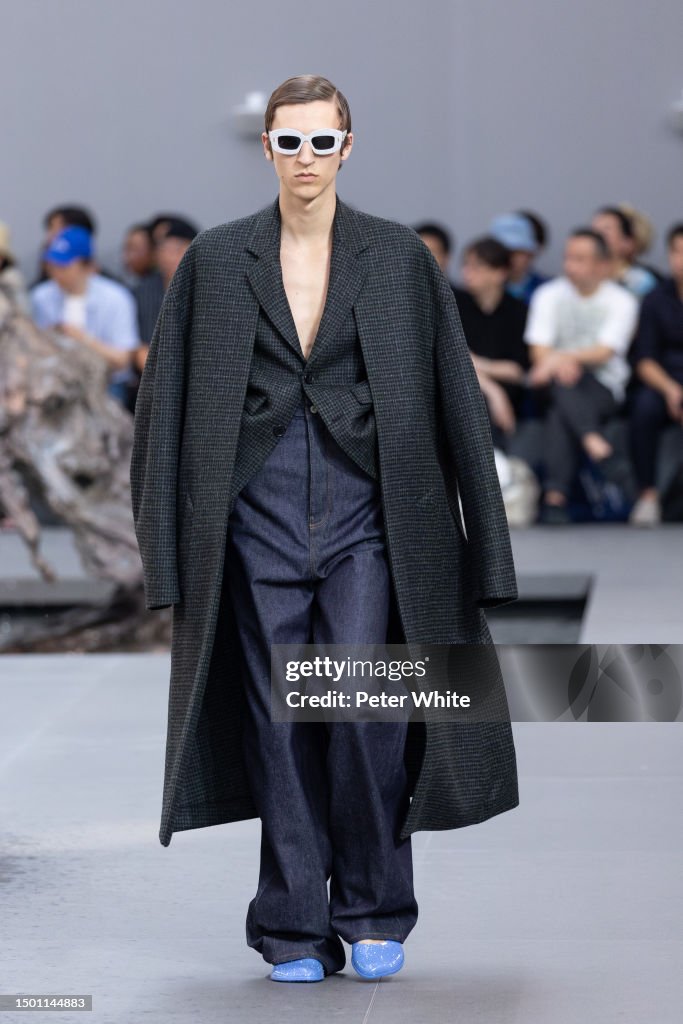 Loewe : Runway - Paris Fashion Week - Menswear Spring/Summer 2024