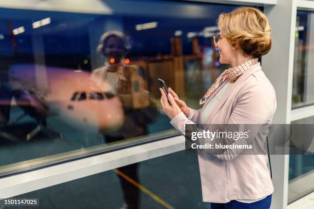 frau wartet in flughafen-lounge auf ihren flug - going home night stock-fotos und bilder