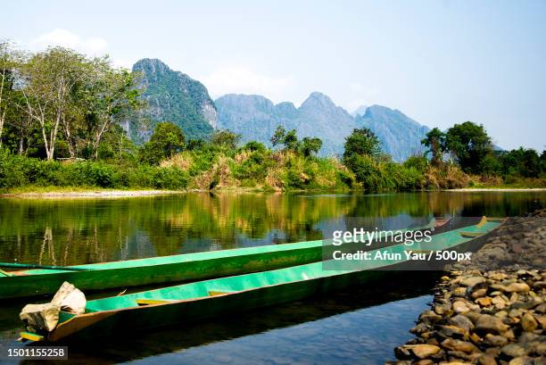 scenic view of lake against sky,vang vieng,laos - vang vieng stock-fotos und bilder