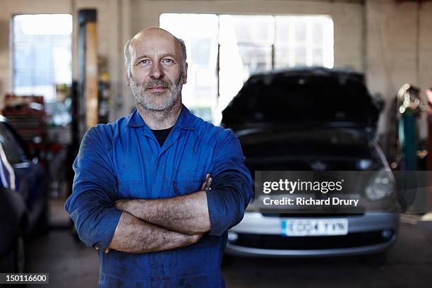 mechanic in workshop - repair shop stock pictures, royalty-free photos & images