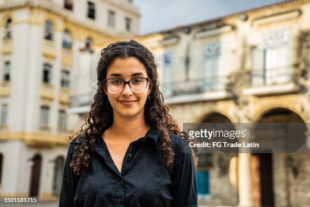 portrait of young woman on the streets of la havana - antilles stockfoto's en -beelden