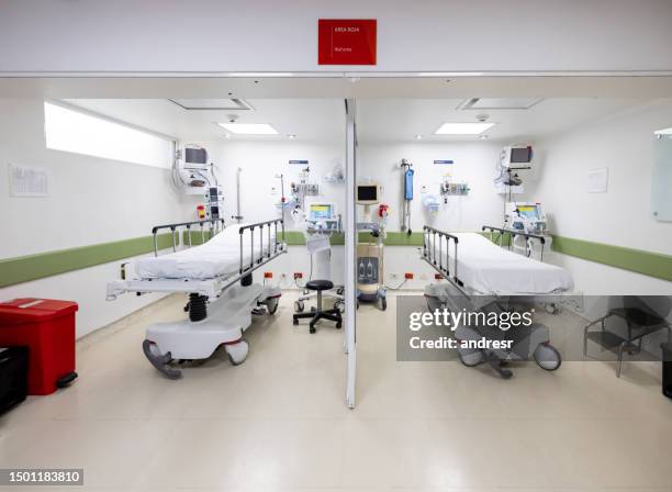 empty icu rooms at the hospital - medicina-intensiva imagens e fotografias de stock