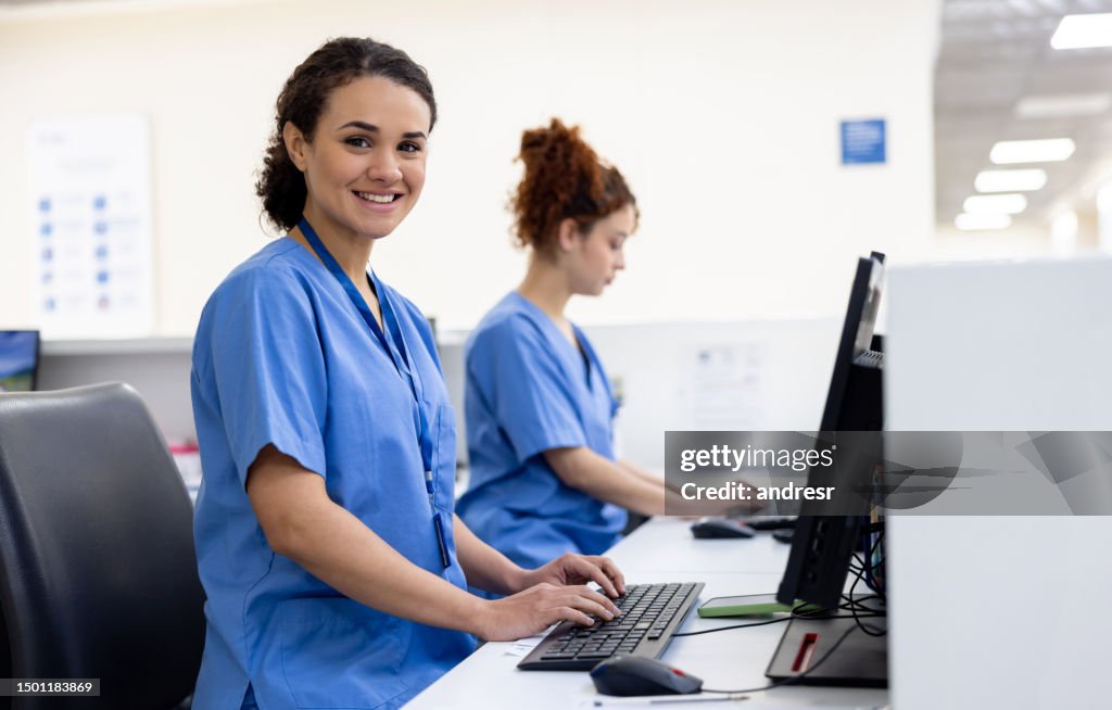 Glückliche Rezeptionisten, die in einem Krankenhaus arbeiten