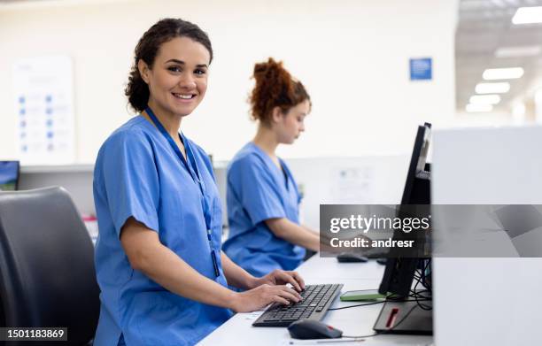 recepcionistas felices trabajando en un hospital - recepcionista fotografías e imágenes de stock