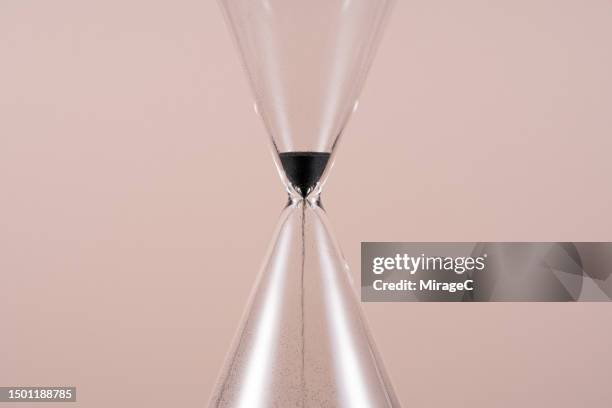 hourglass running out of time - frist stock-fotos und bilder
