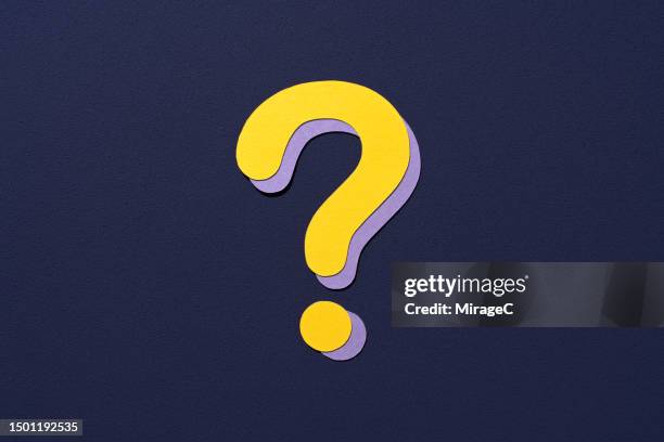 yellow question mark on purple background, paper craft - quiz fotografías e imágenes de stock