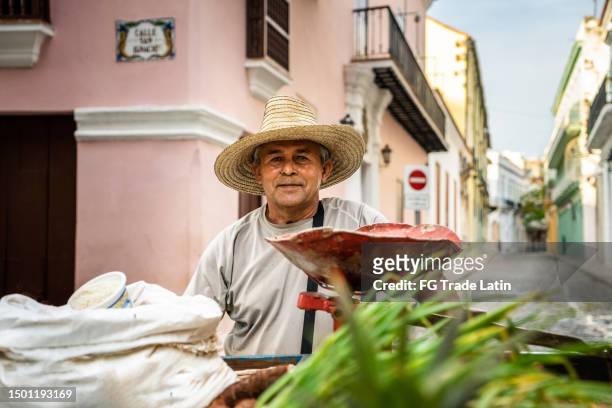 retrato de un vendedor ambulante mayor en la habana - habana vieja fotografías e imágenes de stock