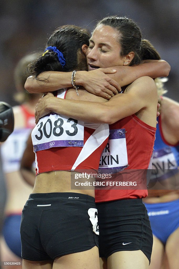 Turkey's Asli Cakir (R) and Turkey's Gam