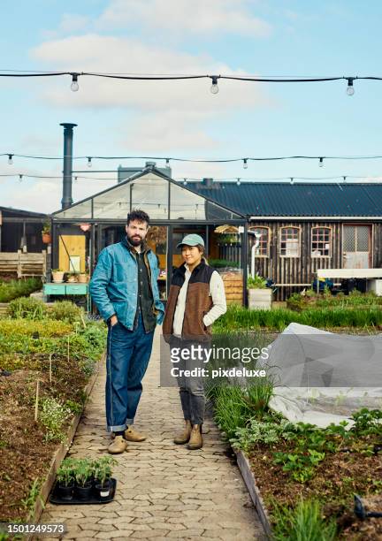 sustainable duo: permaculture, urban agriculture, and two rooftop farmers - extra portraits stockfoto's en -beelden