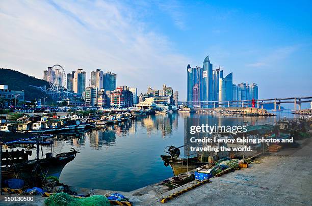 boats and buildings - voor anker gaan stockfoto's en -beelden