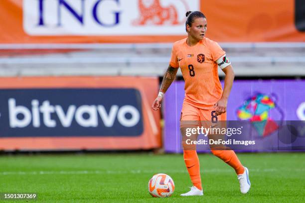 Sherida Spitse of Netherlands Controls the ball during the International Women´s Friendly match between Netherlands and Belgium at Parkstad Limburg...