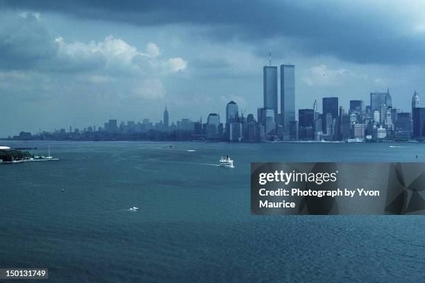 cityscape of new york - new york city skyline twin towers photos et images de collection