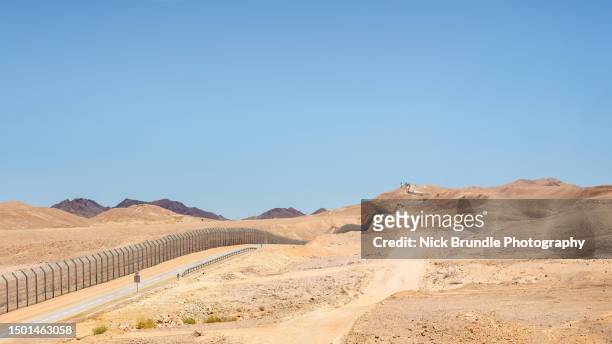 israel egypt border fence. - road to war in middle east and north africa stock-fotos und bilder