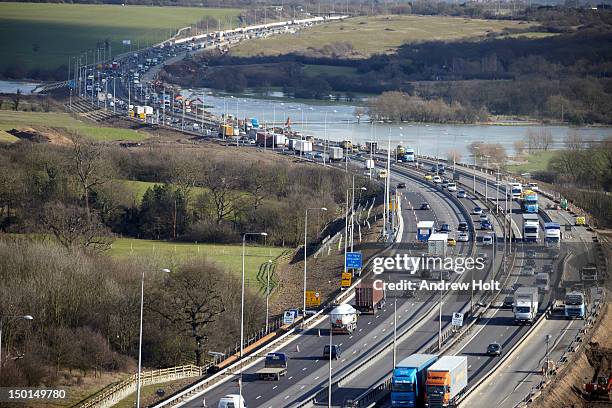 aerial view of traffic jam on m25 motorway - essex england fotografías e imágenes de stock