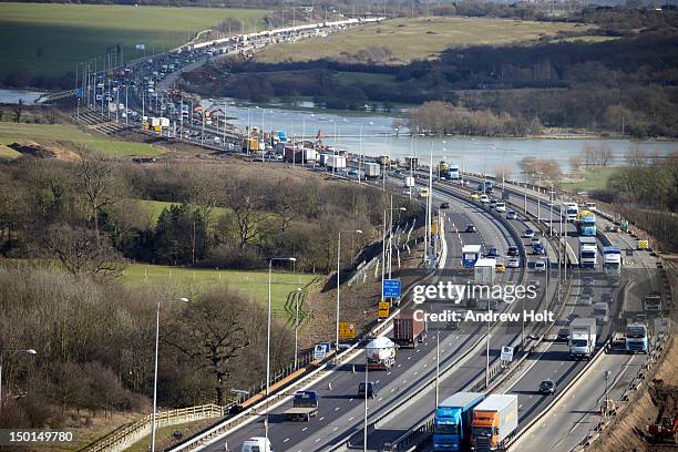 aerial view of traffic jam on m25 motorway - lorry uk stockfoto's en -beelden