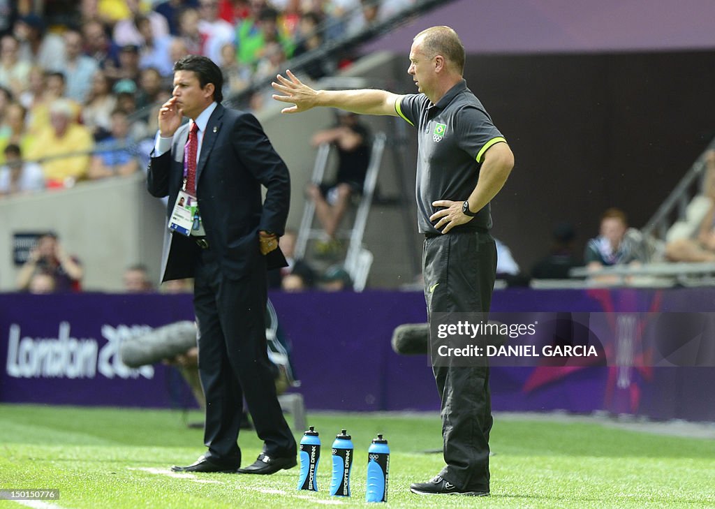 Brazil's coach Mano Menezes (R) and Mexi