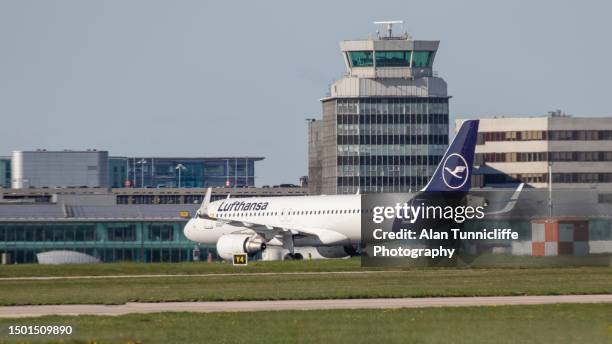 lufthansa airbus 320 - manchester airport stock pictures, royalty-free photos & images