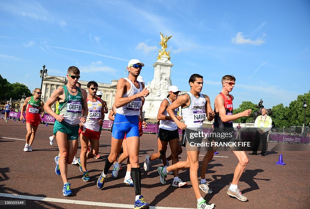 Athletes walk past Buckingham Palace during the London 2012