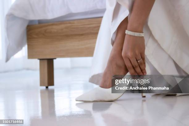bride wearing white shoes - desfile de moda nupcial - fotografias e filmes do acervo