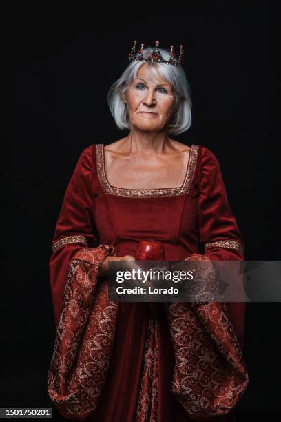 portrait d’une belle reine féminine caucasienne senior - reine du bal photos et images de collection