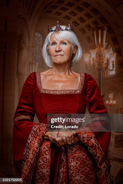 portrait d’une belle reine féminine caucasienne senior - reine du bal photos et images de collection