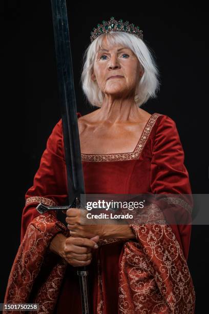 portrait d’une belle reine féminine caucasienne senior - reine du bal photos et images de collection