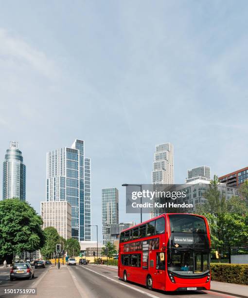 a london street - autobus stock pictures, royalty-free photos & images