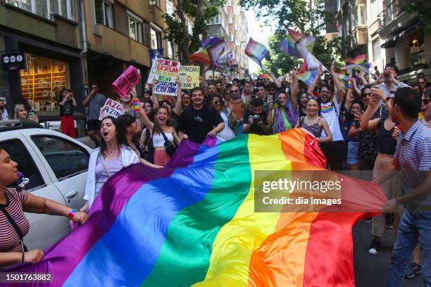 The LGBT Pride March planned to be held in Istanbul was banned by the governorate, despite the ban, a group of activists marched in Şişli district on...