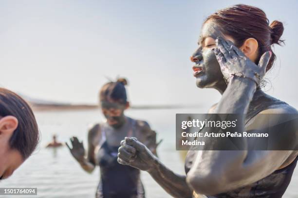 the dead sea spa - fangoterapia imagens e fotografias de stock