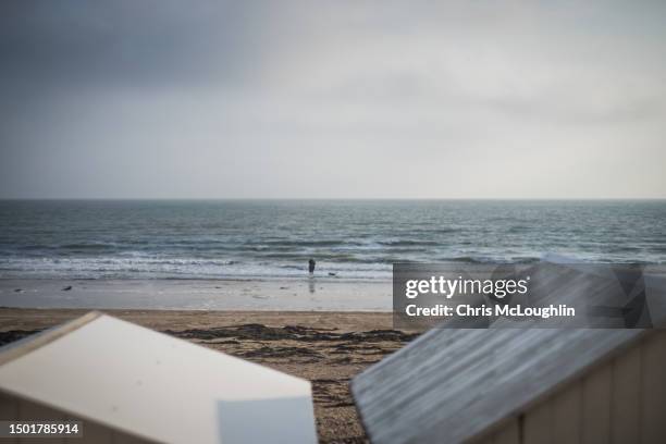 beach huts at juno beach, saint aubin sur mer in normandy - juno beach normandy 個照片及圖片檔