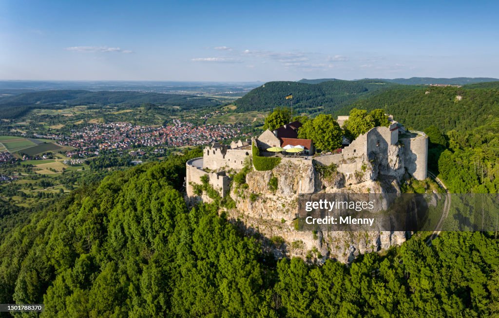 Burg Hohenneuffen sulla cima della roccia sulle colline del giura svevo Germania Castello di Hohenneuffen