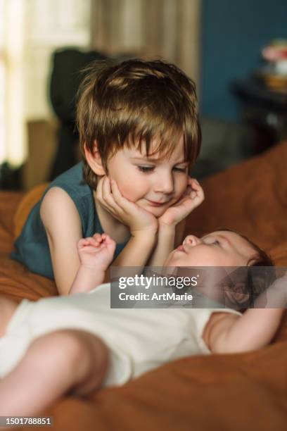 little boy with his cute baby sister - broers en zussen stockfoto's en -beelden
