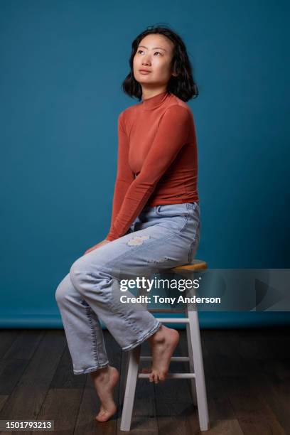 portrait of young woman - pantalon rouge photos et images de collection