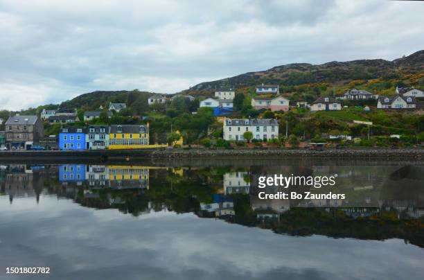 tarbert, a fishing village in the argyll & bute council area in western scotland, on may11th 2023. - bo zaunders stock pictures, royalty-free photos & images