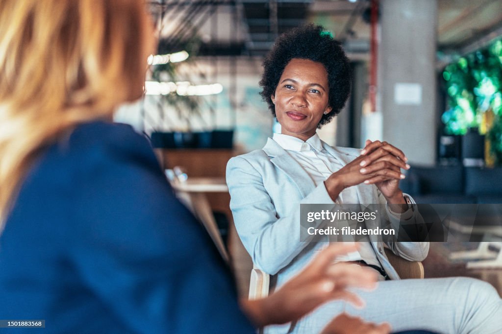 同僚と話しているビジネスウーマン