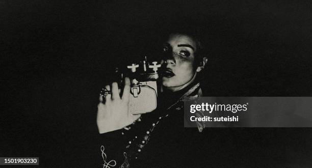 la joven con la cámara de cine. - cinematografía fotografías e imágenes de stock