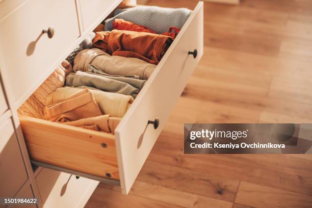 chest of drawers with hand clothes - woman flat chest 個照片及圖片檔